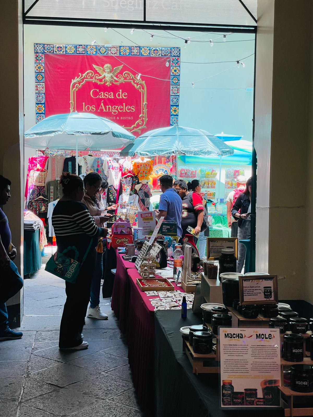 Montaje del mercado en Casa de los Ángeles
